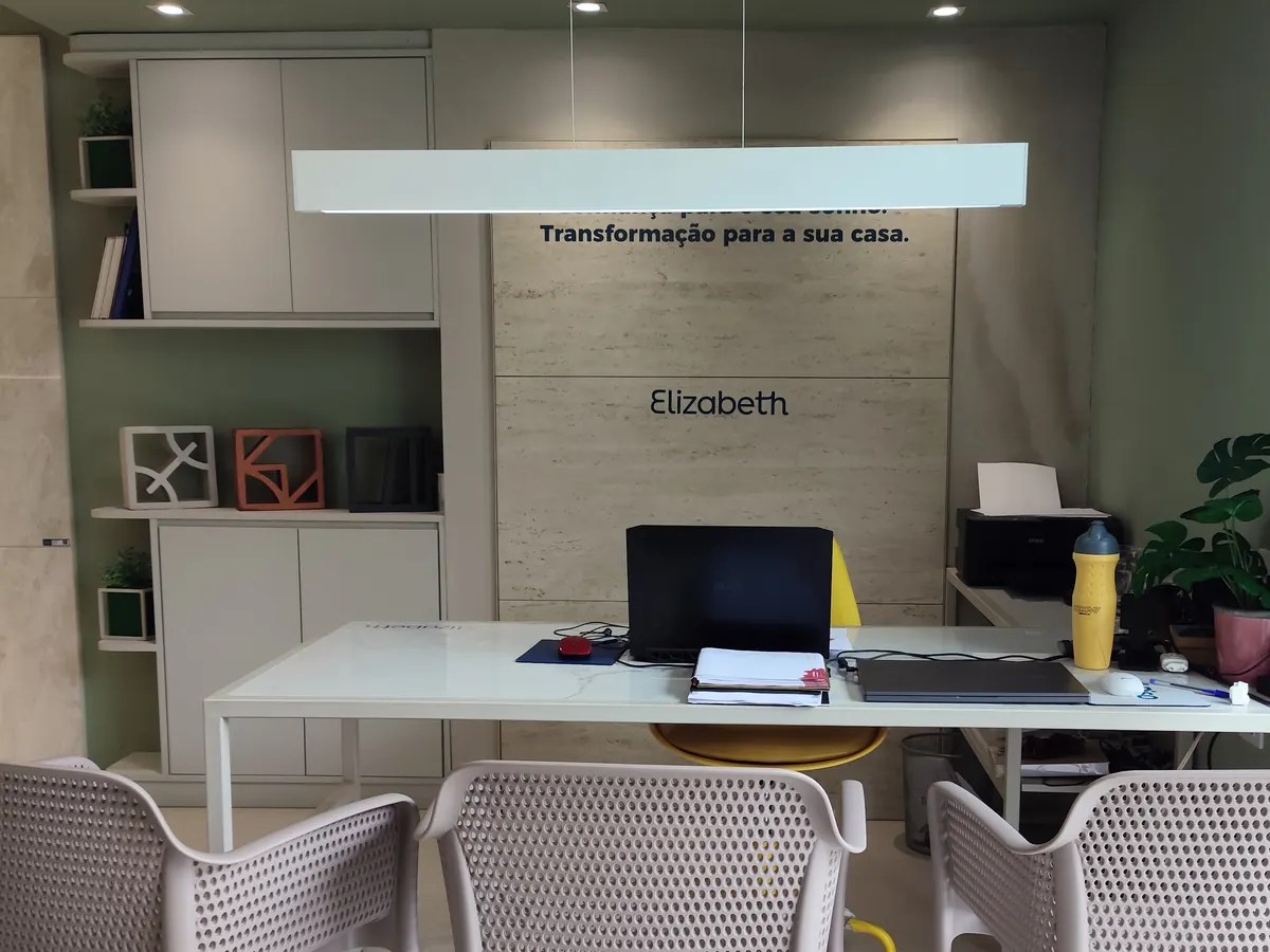 Mesa de atendimento do showroom, para escolha de porcelanato com a equipe